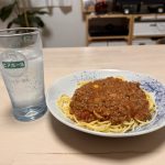 夜食はミートソースパスタと焼酎のソーダ割